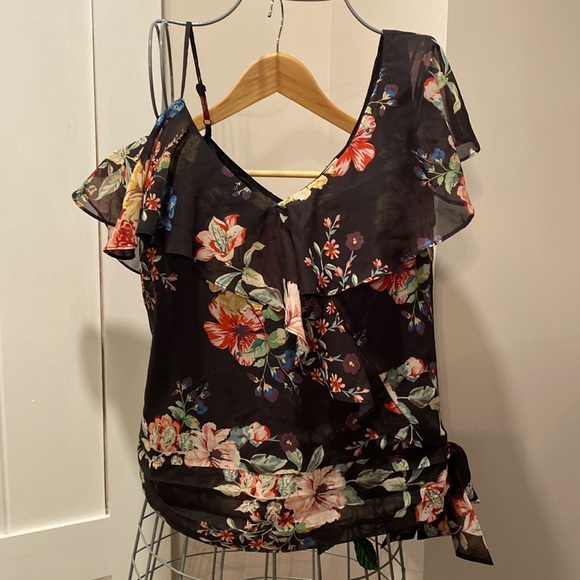 Nice details flower top 🌺 - Picture 1 of 11